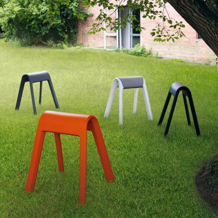 Le perchoir de Wilkhahn en plein air sur la pelouse