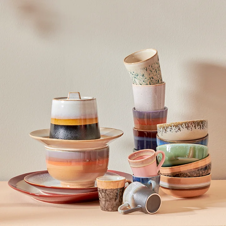 Les différentes couleurs et formes des assiettes 70's de HKliving