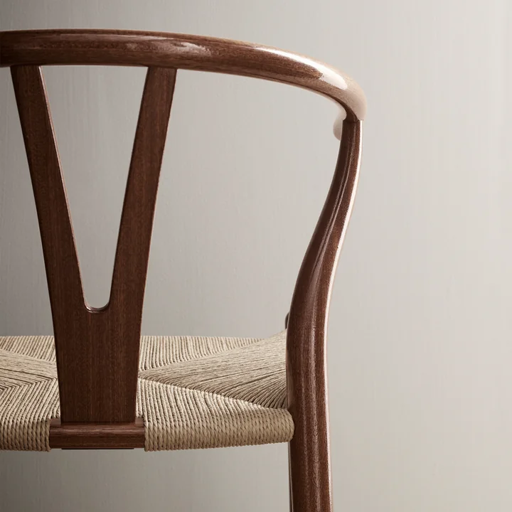 L'édition Birthday 2021 du CH24 Wishbone Chair de Carl Hansen avec un contraste élégant