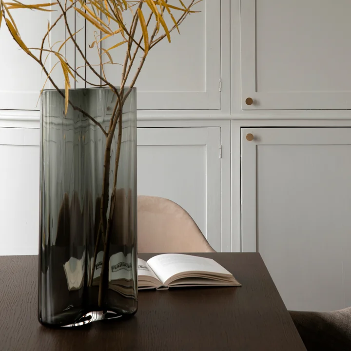 Le vase Aer de Audo avec des arbustes sur la table