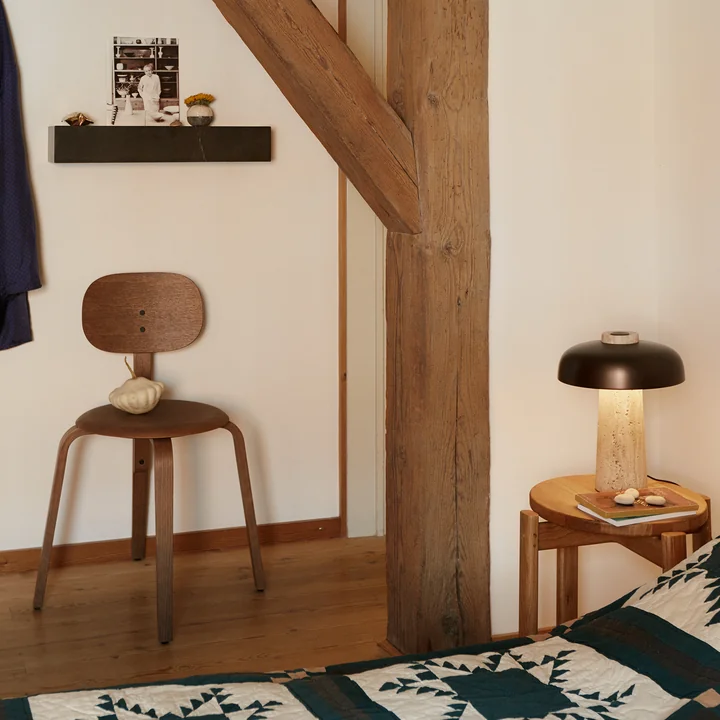L'Afteroom Dining- Chair-Plywood et la lampe de table Reverse de Audo dans la chambre à coucher