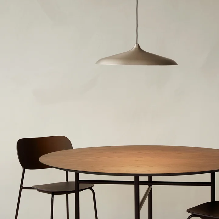 La suspension Circular au-dessus de la table Snaregade de Audo