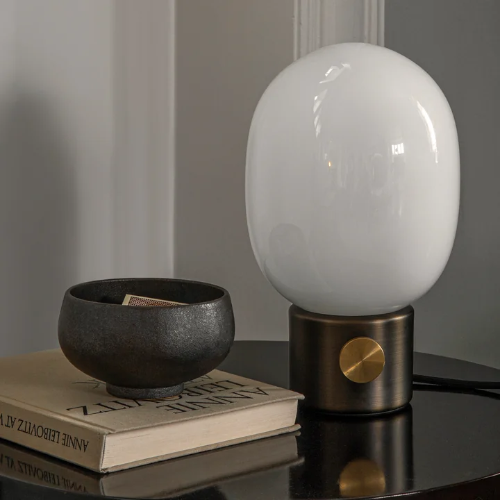 La lampe de table JWDA de Audo avec socle en laiton