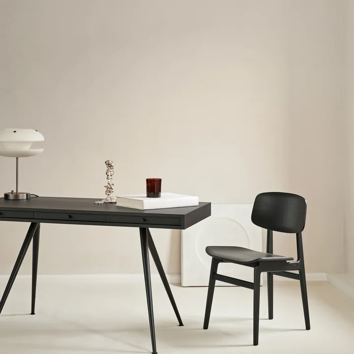 Le bureau JFK de Norr11 avec des pieds coniques