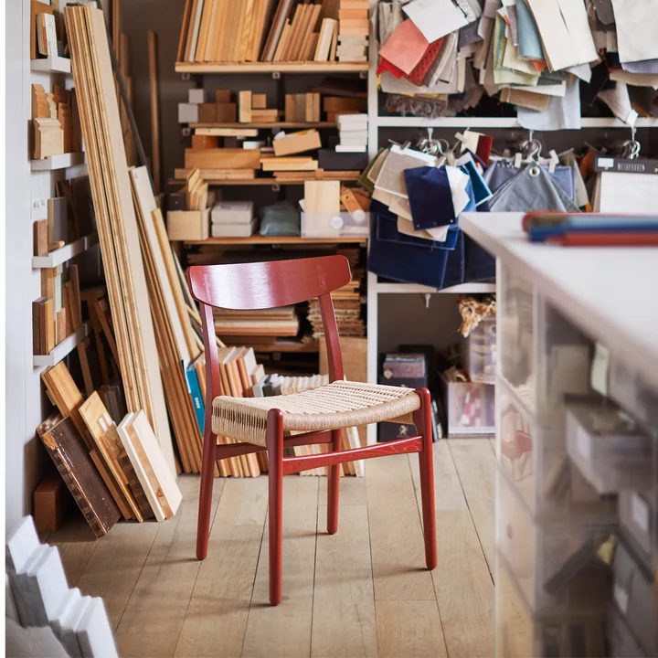 La chaise CH23 de Carl Hansen dans la nouvelle teinte rouge falu