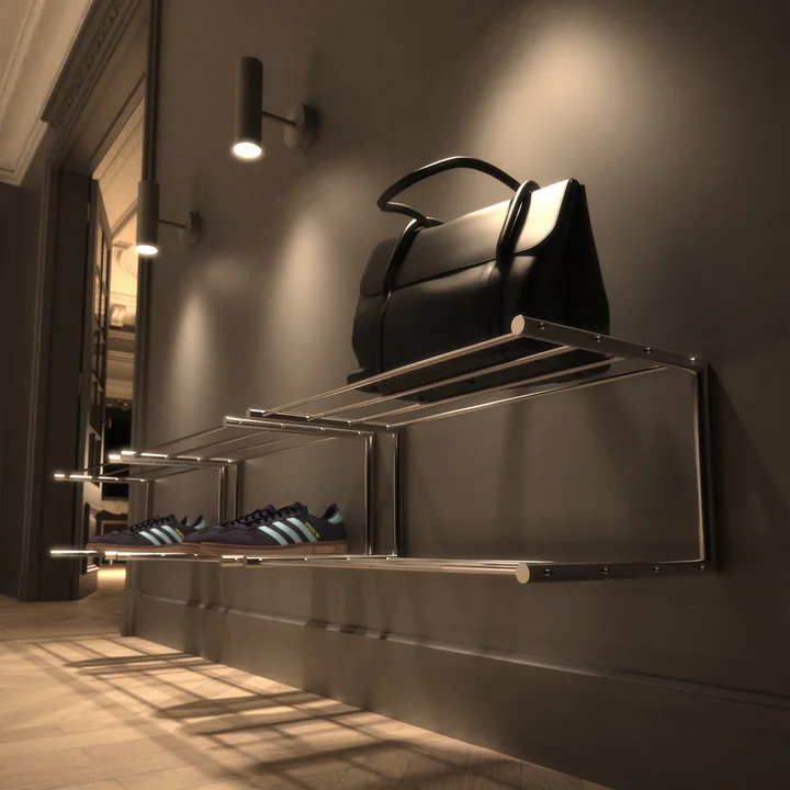 Nova L'étagère à chaussures de Frost avec des chaussures et des sacs