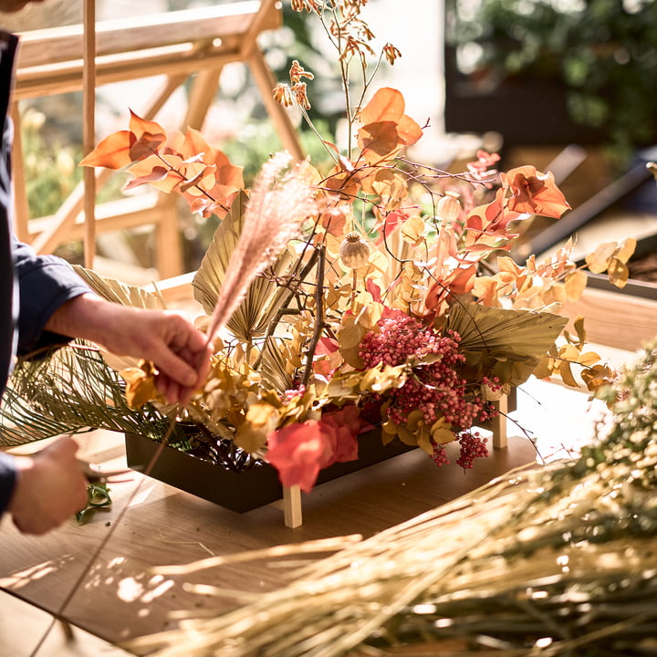 Le Botanic Tray de Design House Stockholm avec une grande composition florale