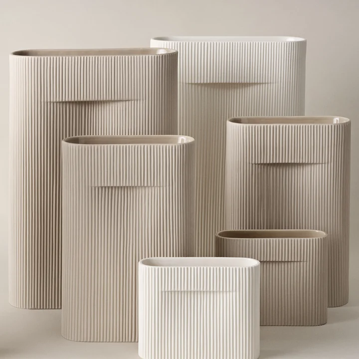Ridge Vases de Muuto en blanc cassé et beige