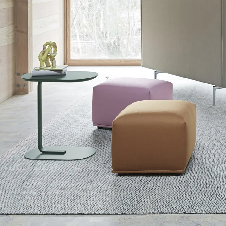 Relate Side Table, H 60,5 cm en vert foncé et Echo Pouf de Muuto