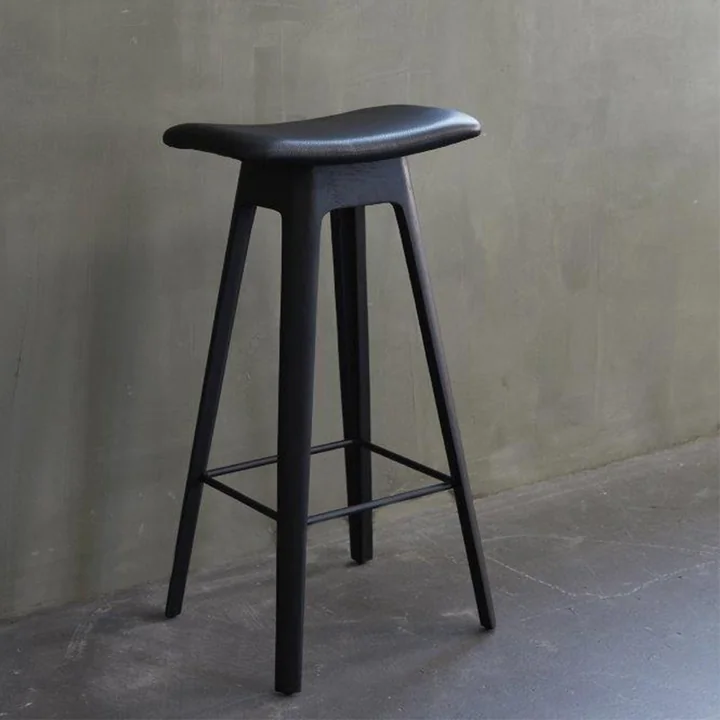 Andersen Furniture - HC1 Tabouret de bar H 67 cm, base noire / siège en cuir noir / repose-pieds noir