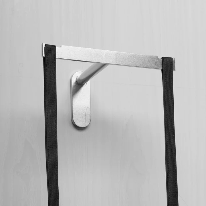 Le site Urban Garden Les sacs de plantation de Authentics s'accrochent solidement au support mural.