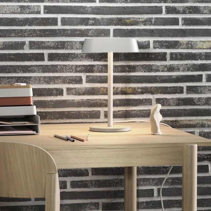 Linear Lampe de table de Muuto en couleur grise