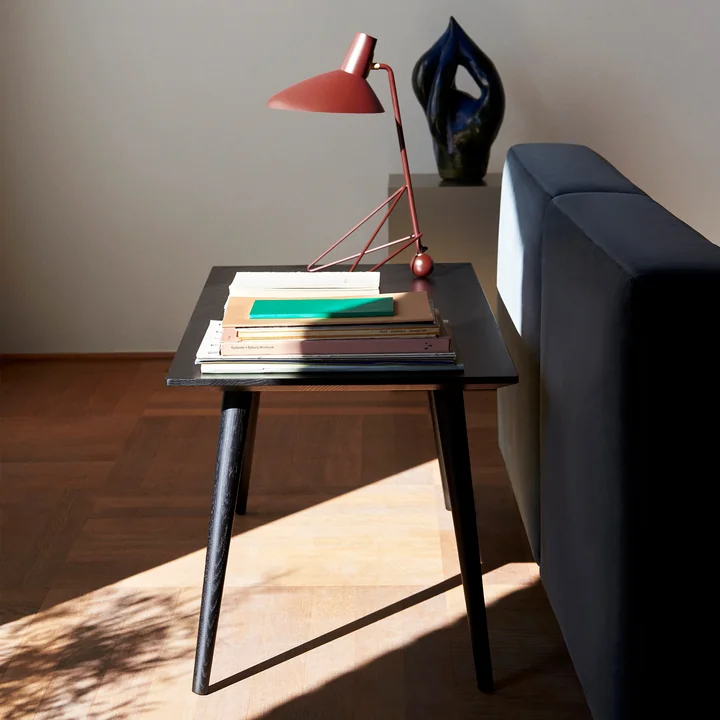 In Between Table d'appoint SK23 et lampe de table HM9 de & Tradition