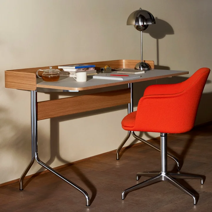 Le fauteuil en aluminium poli Rely HW41, Kvadrat Vidar 542 et le bureau AV17