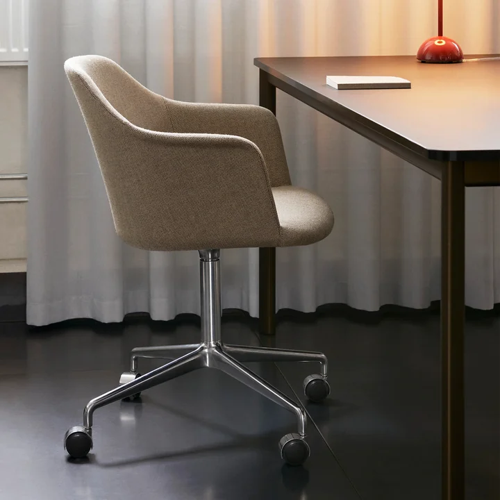 Chaise intemporelle rembourrée avec roulettes