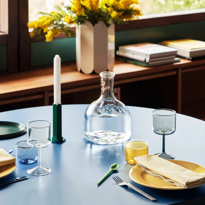 Le verre à vin Tint de HAY sur la table du petit-déjeuner