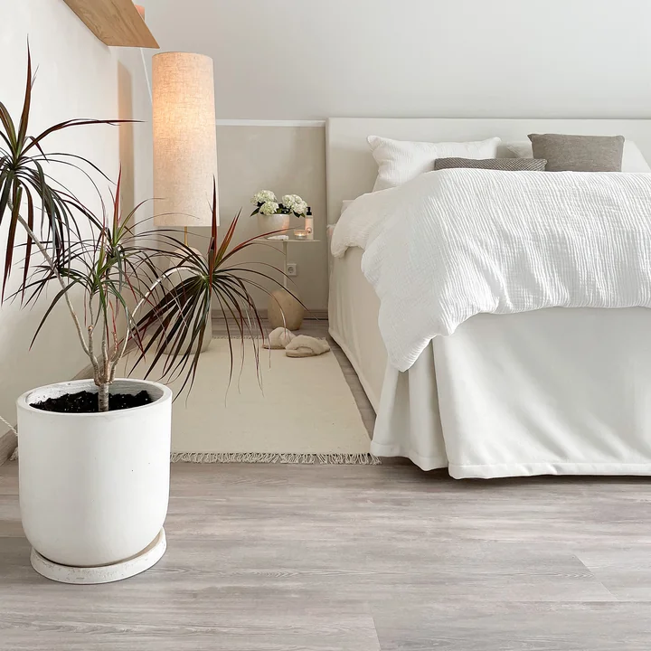 Kelim Tapis en blanc cassé et le cache-pot beige avec sa soucoupe de Collection dans la chambre à coucher de @scandi.living