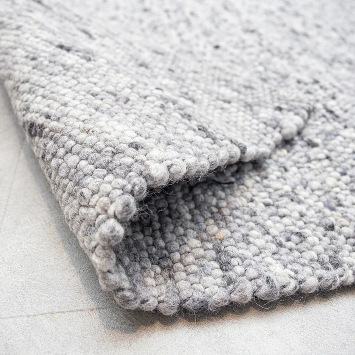 Tapis en boule de feutre Pebble de Collection en gris chiné