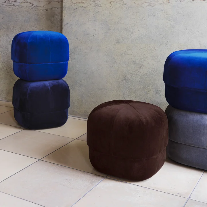 Circus Pouf en velours café et velours bleu électrique de Normann Copenhagen