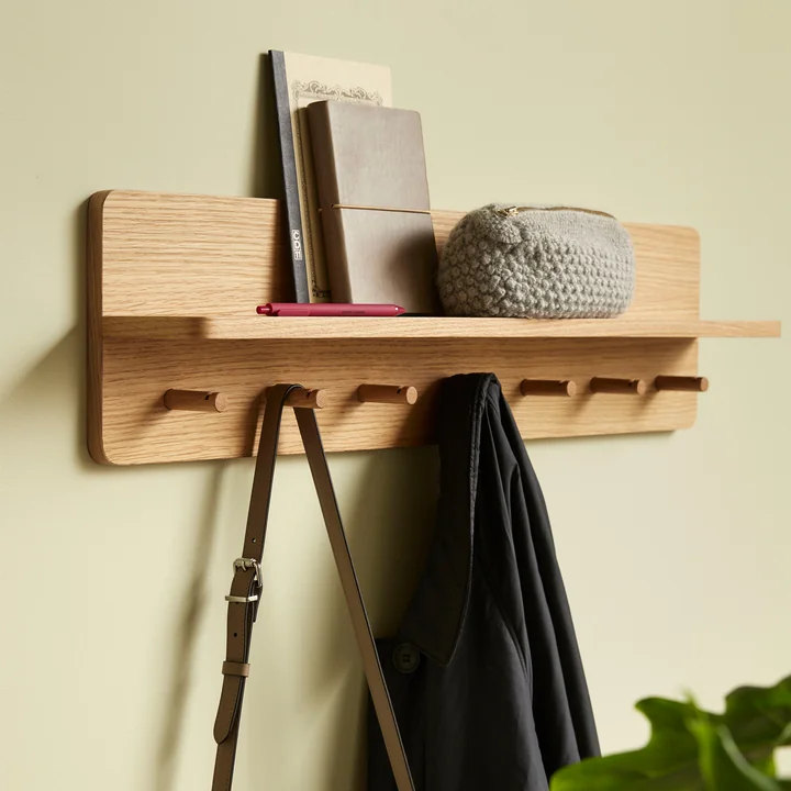 Crochet à vêtements en bois avec étagère