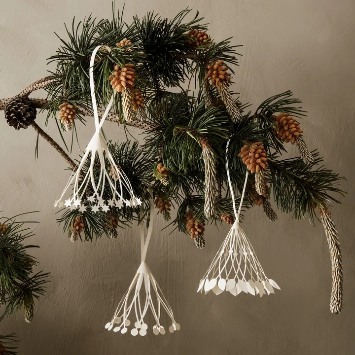 Étiquettes de Noël en papier à pompons de Ferm Living