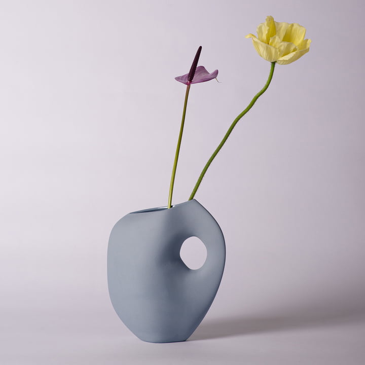 Aura Vase I de Schneid en bleu poudre