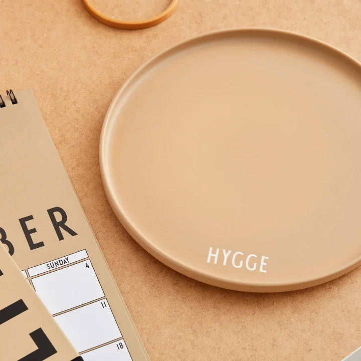 AJ Favourite Assiette en porcelaine de Design Letters en Hygge / beige