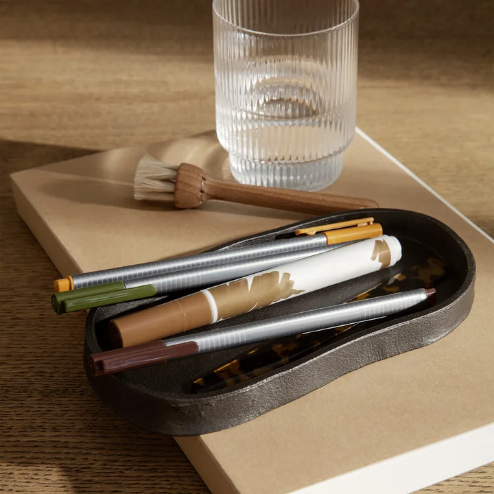 Yama Étagère ovale de Ferm Living de couleur noire