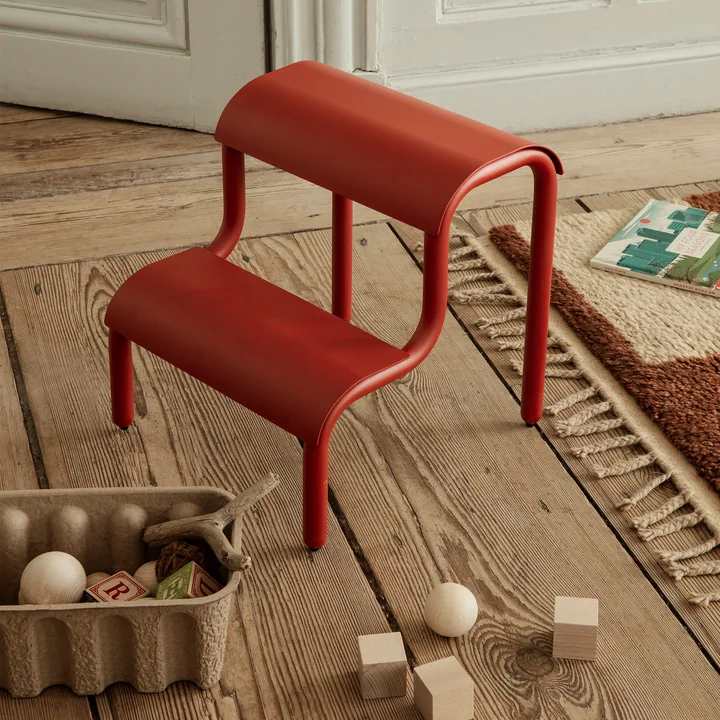 Up Step Tabouret multifonctionnel de Ferm Living dans la couleur poppy red