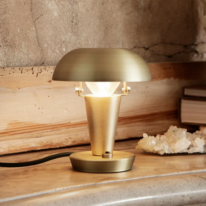 Tiny Lampe de table de Ferm Living dans la version en laiton