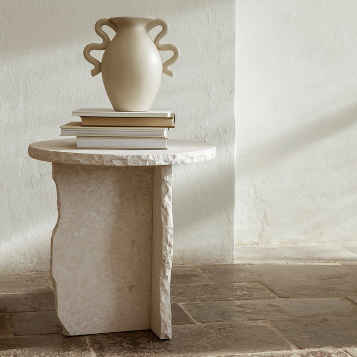 Table sculpturale en marbre minéral de ferm Living dans la finition Bianco Curia.