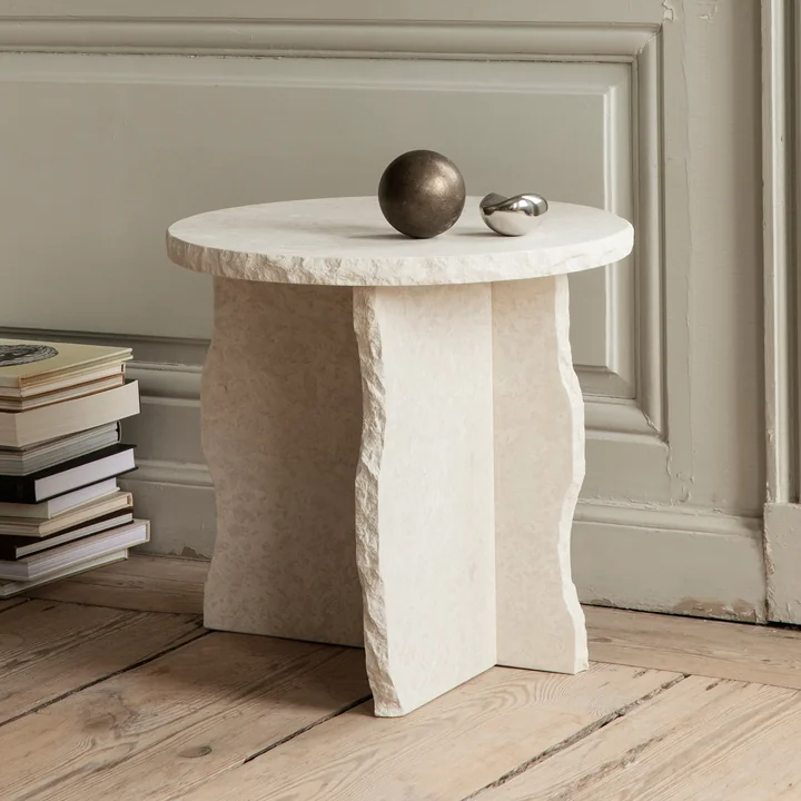 Mineral Table de sculpture en marbre de Ferm Living de Bianco Curia