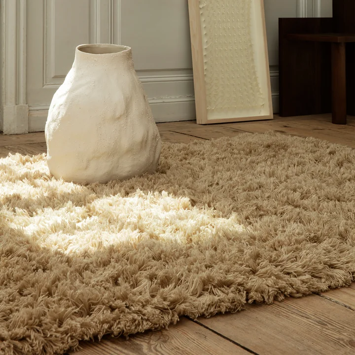 Meadow Tapis à poils hauts de Ferm Living dans la couleur light sand