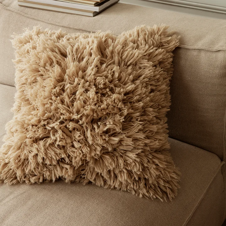 Meadow Coussin à poils hauts de Ferm Living dans le coloris light sand