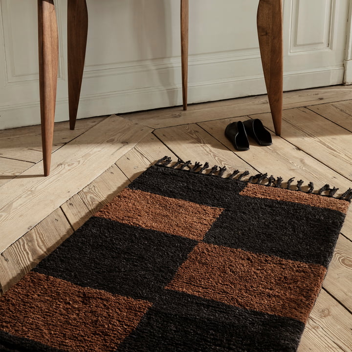 Mara Tapis en laine de ferm Living dans la version noire / chocolate