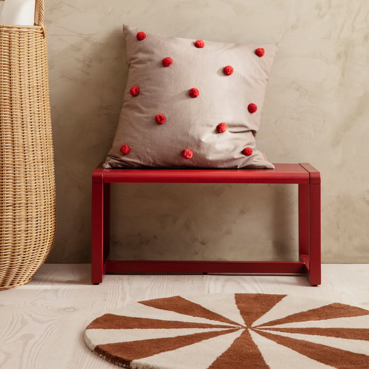 Dot coussin de ferm Living dans la finition caramel / rouge