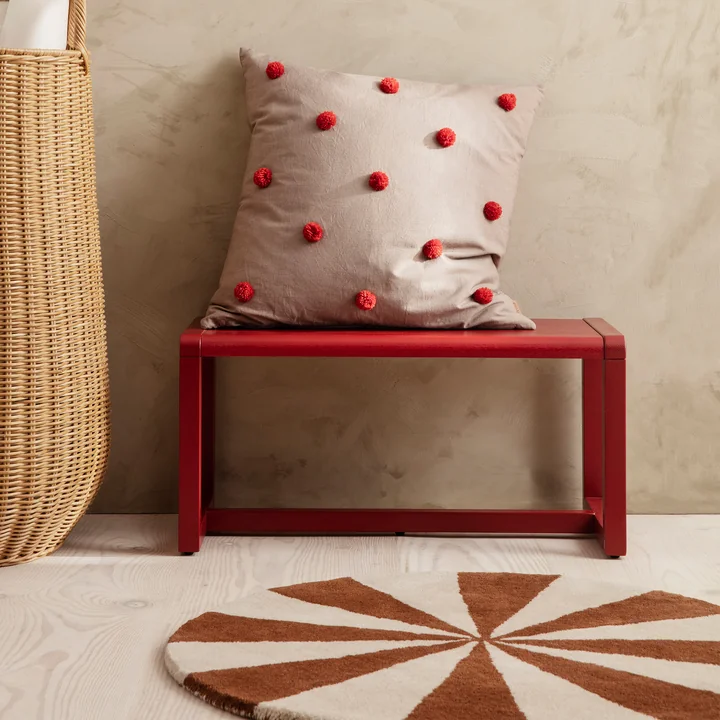 Dot coussin de Ferm Living dans la finition caramel / rouge