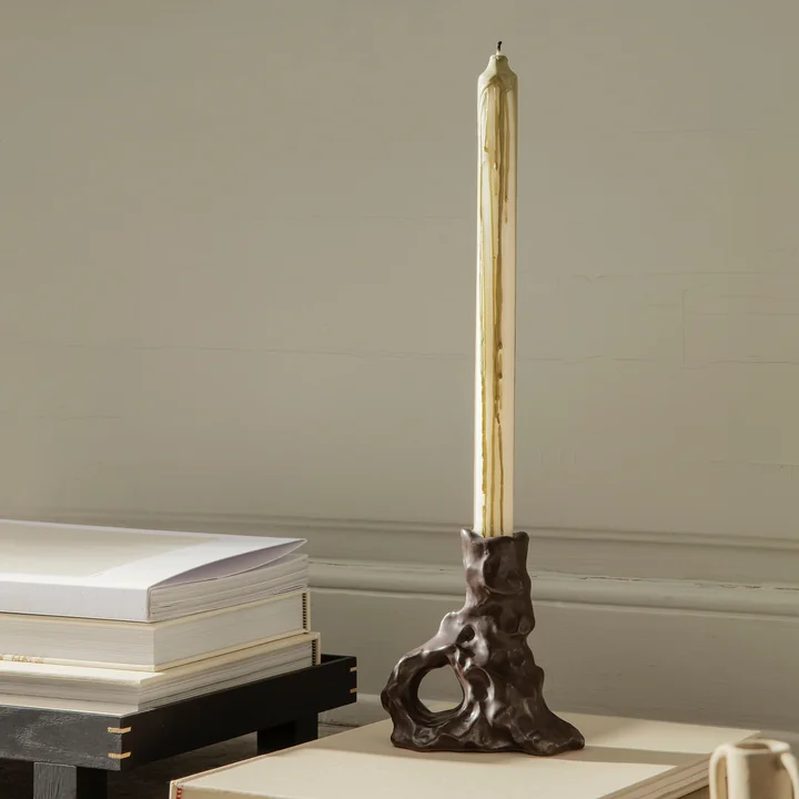 Dryp Bougies à tige de Ferm Living dans la version vert olive / blanc