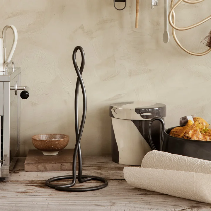 Curvature Porte-rouleau de cuisine de Ferm Living de couleur noire