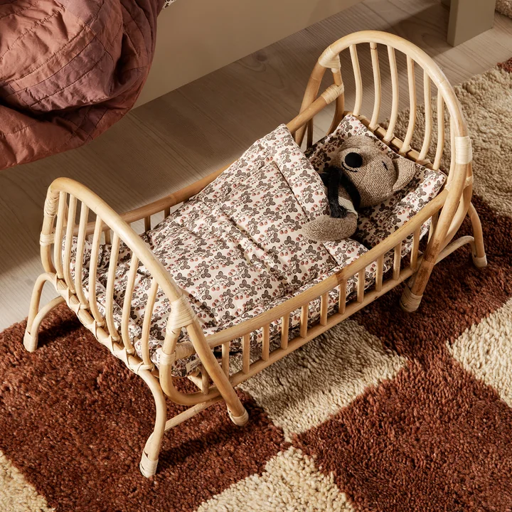 Linge de lit pour le lit de poupée Kuku de Ferm Living dans le design strawberry