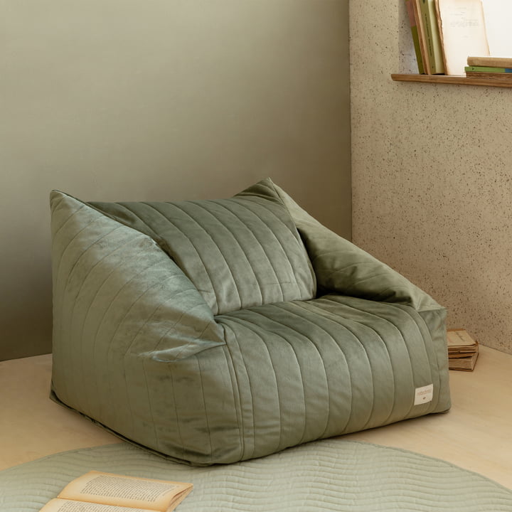 Chelsea Beanbag en velours de Nobodinoz en version vert olive