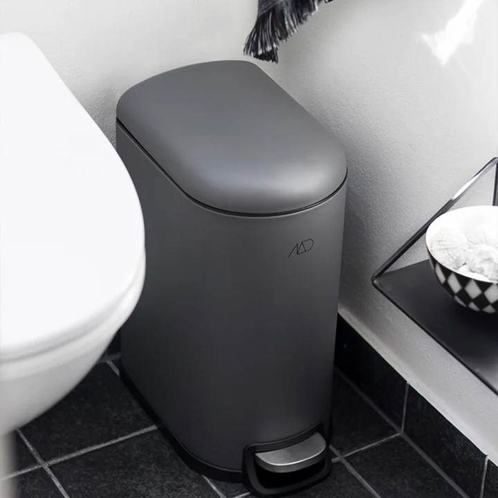 Walther Seau à pédale de Mette Ditmer en gris