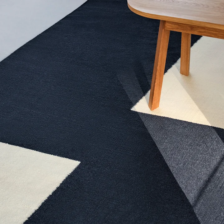 Ethan Cook Flat Works Tapis de HAY dans la couleur blue offset