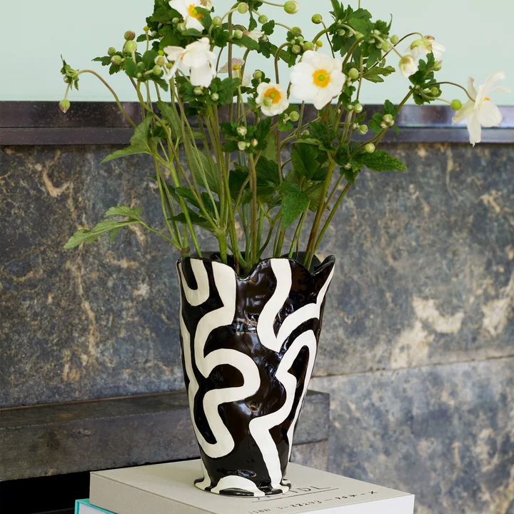 Jessica Hans Shadow Vase dans les couleurs noir / blanc