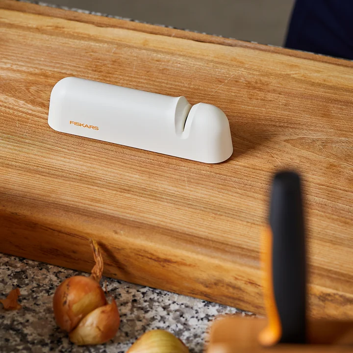 Functional Form Aiguiseur de couteaux de Fiskars en blanc / orange