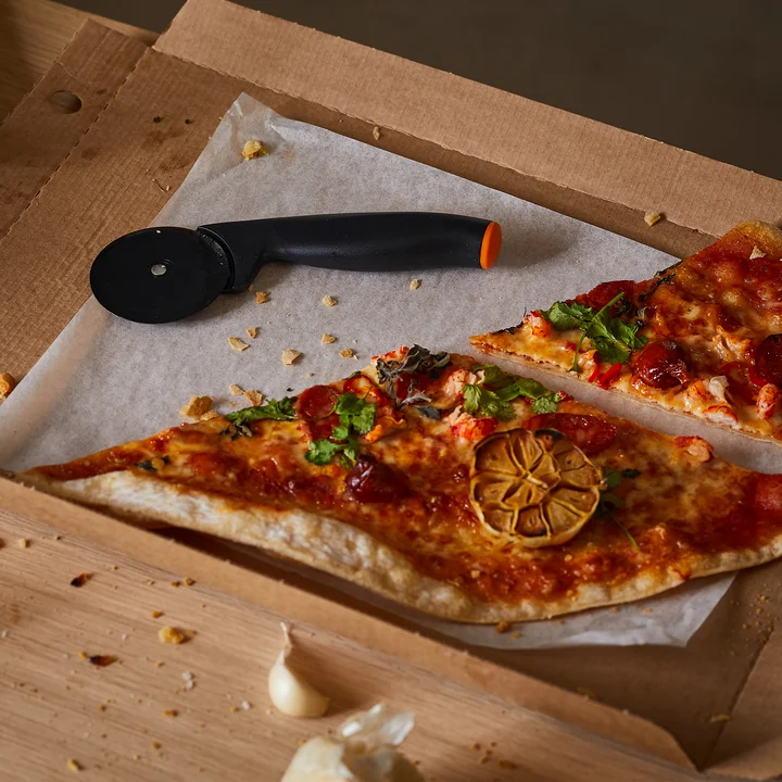Functional Form Coupe-pizza de Fiskars en noir / orange