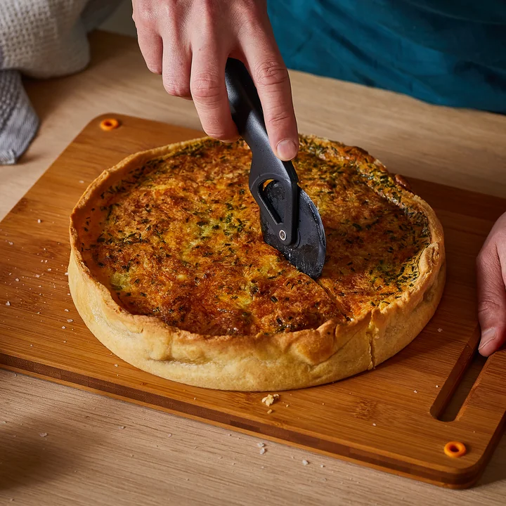 Functional Form Coupe-pizza de Fiskars en noir / orange