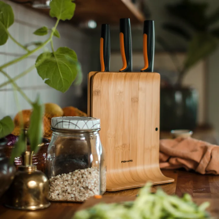 Functional Form Bloc à couteaux en bambou avec 3 couteaux de Fiskars (4 pièces)