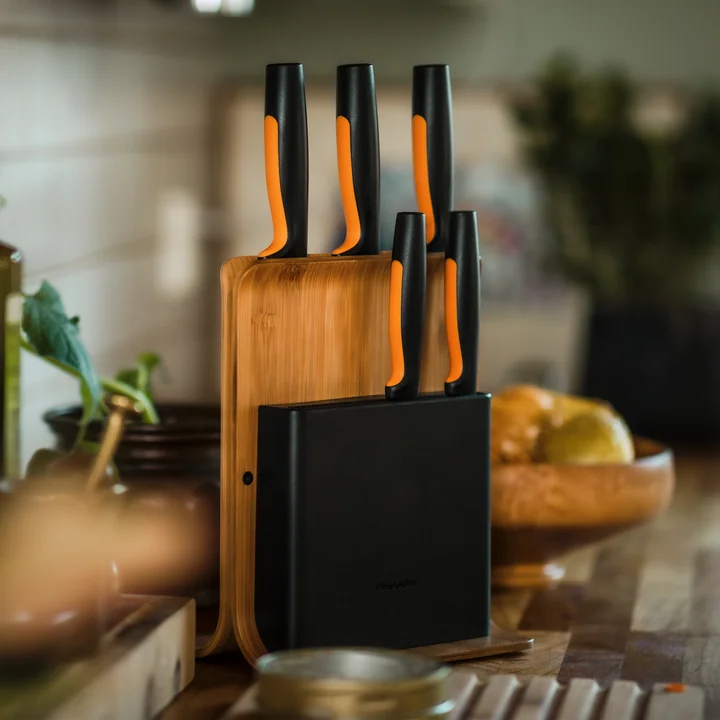 Functional Form Bloc à couteaux en bambou avec 5 couteaux de Fiskars (6 pièces)