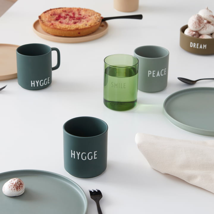 AJ Favourite Tasse en porcelaine, Hygge en vert foncé de Design Letters